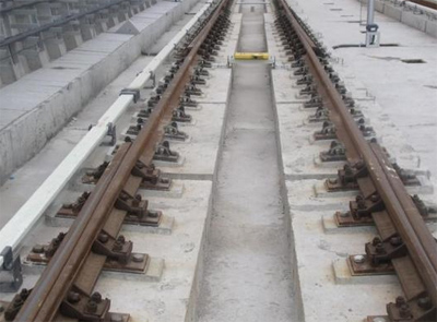 鋼軌接頭對(duì)接和錯(cuò)接的優(yōu)缺點(diǎn)各是什么？煤礦窄軌鐵路如何采用？