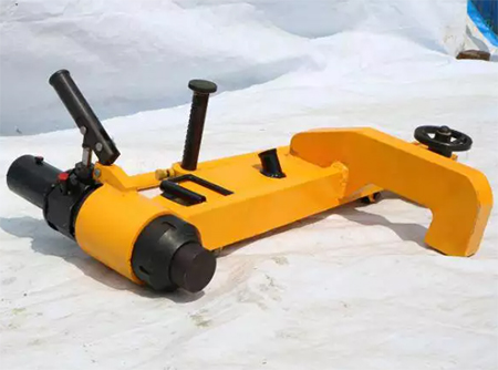 鋼軌彎曲鐵路工人怎么解決的？