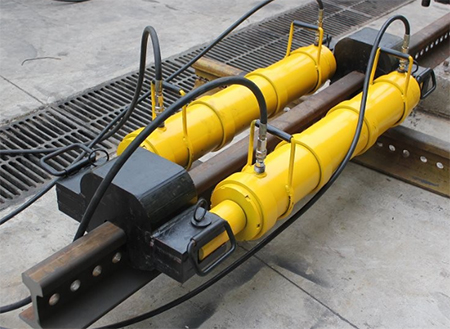 鋼軌拉伸機(jī)在調(diào)整鐵路軌道時，如何確保調(diào)整后的鋼軌平直、穩(wěn)定?